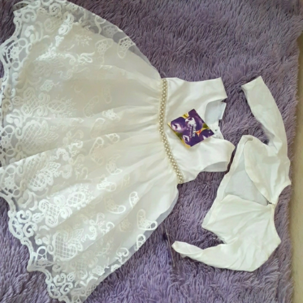 Dresses white, 2 pieces,zise 2T,tags new